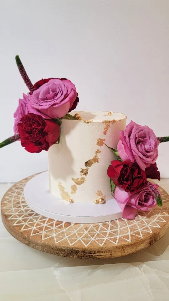 When the couple says "just a simple chocolate cake"… but still wants it to wow. 💐🍫✨

Topped with real blooms, this rustic wedding cake was exactly what they dreamed of — elegant, minimal, and chocolatey to the core.
Plus: four cupcake flavors because why settle for one? 🍰
💛 Lemon
🍫 Chocolate
🍓 Raspberry
🍦 Classic Vanilla

The best part? They couldn’t stop raving about it.😭
Love when clients don’t hold back on their love — it makes the late nights and frosting-covered aprons SO worth it. 💕
.
.
.
.
.
.
.
.
.
.
#WeddingCake #WeddingDesserts #chocolatecake #smallbusiness #ZnLbakes #cake #cakedecorating #bakinglove #instacake #cakestagram #cakesofinstagram #cakeoftheday #cakelover #cakedesign #cakegram #instacakes #homebaker #igers #igersUSA #igersnewengland #igersmassachusetts #igersMA #igerswestford #westfordMA #westfordMAbaker #NewEnglands #MA