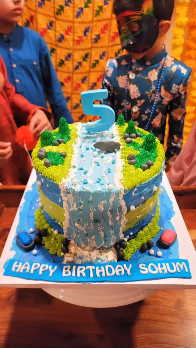 A little throwback to some cakes I made toward the end of last year 🤍 I didn’t get the chance to take proper photos, but they’re definitely worth sharing!

1️⃣ This special cake was for our Kahnu, who turned 5. After visiting Niagara last summer, he was completely mesmerized by the waterfalls and ship stories, so he asked for a Niagara-themed cake with a rainbow vanilla surprise inside. I had so much fun creating this one—and Kahnu was over the moon! 🌈💙
2️⃣ Mango cake with luscious mango ganache filling 🥭
3️⃣ Another mango cake with mango ganache—loved adding a festive touch to this one ✨
4️⃣ An eggless Black Forest cake with an Xbox theme on the outside, made for my friend’s 40th birthday… complete with an epic dance party! 🎮🎉
5️⃣ A Sweet 16 cake made exactly to the design requested, with a funfetti cake inside 💖🎂
.
.
.
.
.
.
.
.
.
.
#smallbusiness #ZnLbakes #homebaker #westfordMAbaker