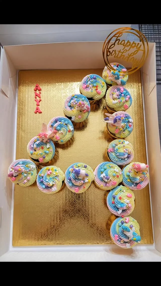 Made these #vanilla & #chocolate #unicorn #cupcakes for a magical 4th birthday 🦄🧁

Mommy wanted a number 4 #pullapartcupcakecake for birthday girl, and I loved bringing it to life! ✨

The last slide has her reaction—it’s everything 💕
Nothing makes me happier than knowing my cakes make your celebrations extra special 💖🎉