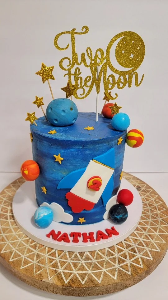 Two years of sweetness calls for DOUBLE the yum 🎂✨
Made this special birthday cake for a very happy 2-year-old 💕
Inside? A surprise combo of rich chocolate sponge + strawberry sponge 🍫🍓
Layered with dreamy Oreo filling in between 😍
Safe to say… they LOVED it (and so did everyone else) 🤭💖
.
.
.
.
.
.
.
.
.
.
#2ndBirthday #smallbusiness #ZnLbakes #homebaker #westfordMAbaker