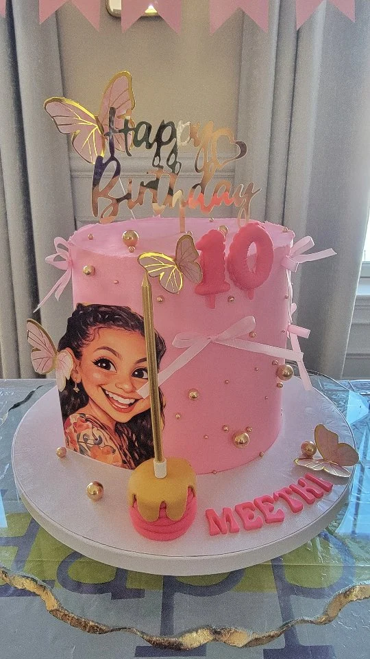 Double digits for the sweetest girl! 🎉🎂
Made this adorable cake for Meethi’s 10th birthday and it was extra special to create. Inside is her favorite rich chocolate cake with dark chocolate ganache filling 🍫✨
I had so much fun working on this cute design, and seeing how happy she was when she saw the cake made it all worth it! 🥹💖
Happy 10th Birthday, Meethi! May your year be as sweet as your cake. 🎈
.
.
.
.
.
.
.
.
.
.
#10thBirthday #smallbusiness #ZnLbakes #homebaker #westfordMAbaker