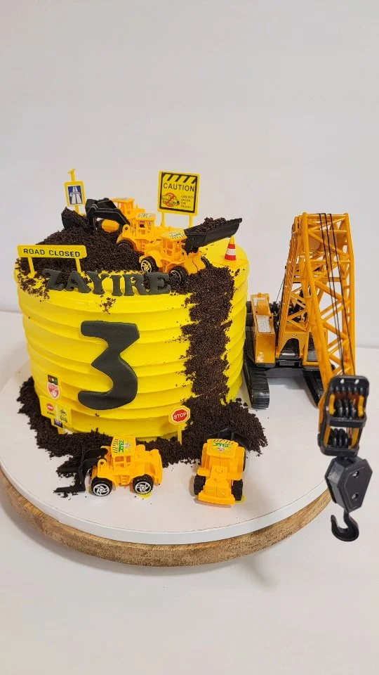 🚧🎂 Built with love for a special 3-year-old’s big day!
This construction-themed birthday cake was such a fun one to create. Inside is my signature vanilla cake layered with delicious Oreo filling! 🖤🍰
Loved bringing this little builder’s cake dream to life.🎉👷♂️
.
.
.
.
.
.
.
.
.
.
#smallbusiness #ZnLbakes #homebaker #westfordMAbaker #ConstructionCake