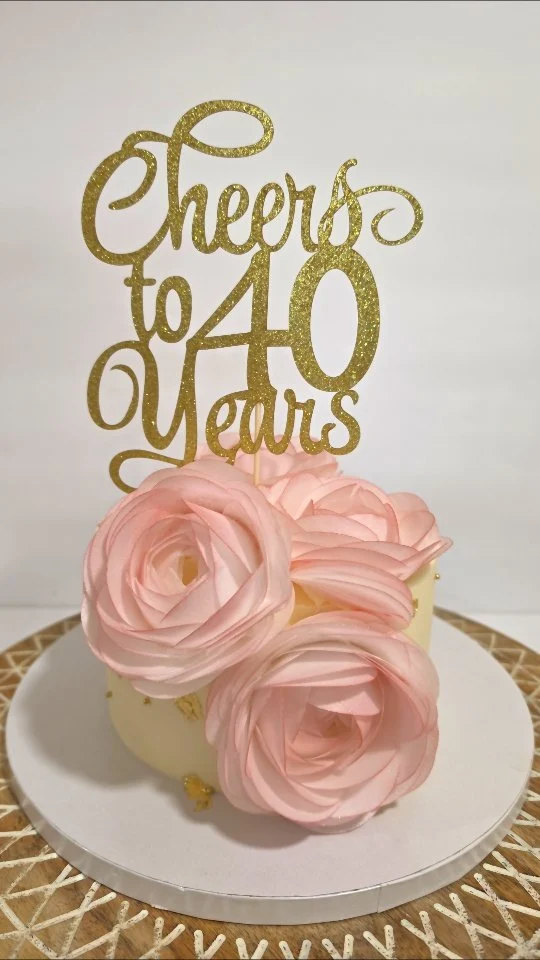 Made this beauty for my BFF’s big 4-0 🎂✨
Been wanting to try this technique forever, so of course I had to debut it on her milestone moment 💁‍♀️

Chocolate cake + dark chocolate ganache inside = pure indulgence 🍫
And the outside? Obsessed is an understatement 😍

Safe to say… it didn’t last long. Everyone LOVED it ❤️‍🔥
.
.
.
.
.
.
.
.
.
.
#smallbusiness #ZnLbakes #homebaker #westfordMAbaker #40thBirthday