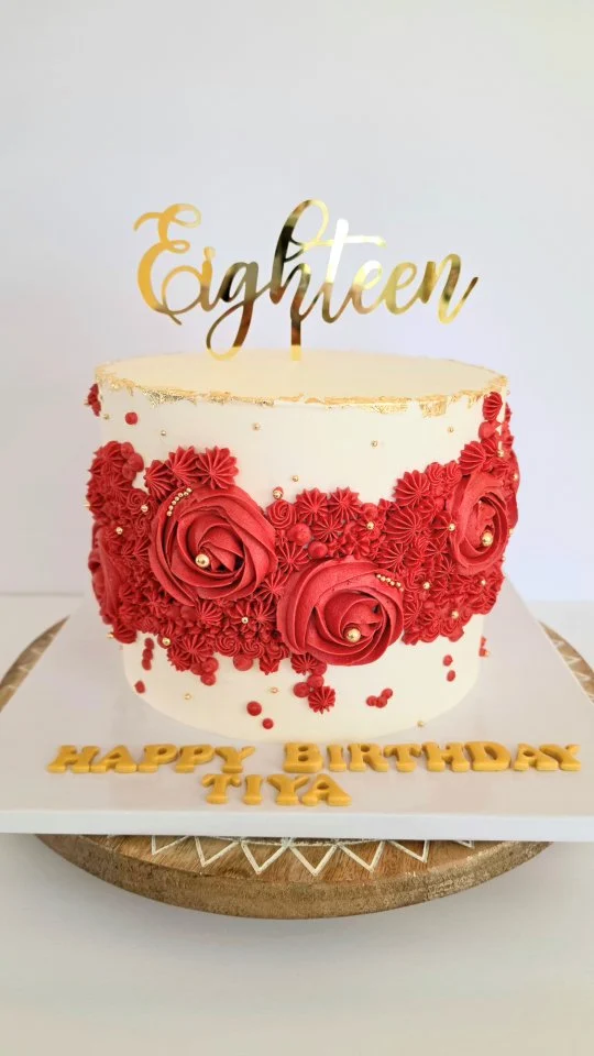 This beauty was made for a special 18th birthday 🎂—vanilla cake layered with rich Oreo filling 🤍🍪 Every detail came together so perfectly, and I absolutely loved bringing this design to life.

The best part.....the birthday girl and her guests enjoy both the look and the taste!🫶
.
.
.
.
.
.
.
.
.
.
#smallbusiness #ZnLbakes #homebaker #westfordMAbaker #18thBirthday