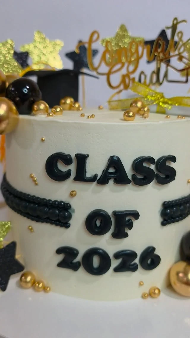 A little graduation celebration in cake form! 🎓🎂✨
Made back in June, this custom graduation cake was all about celebrating a big milestone with something sweet. 💛
Inside was a soft, fluffy vanilla cake, made to make the celebration even sweeter! 🍰
.
.
.
.
.
.
.
.
.
.
#smallbusiness #ZnLbakes #homebaker
#GraduationCake #VanillaCake